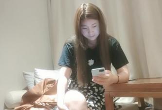 气息诱人的白嫩小少妇，一把扯开内裤自慰抠穴，口交卖力又听话。