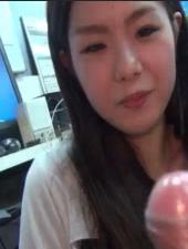 办公室无人，漂亮文员跪地侍奉，口交撸管吸到射精喷发！